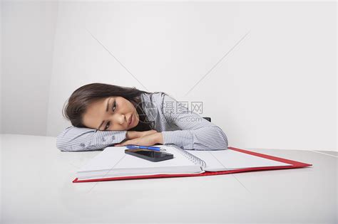 精疲力竭的女商人靠办公桌前高清图片下载-正版图片300694320-摄图网