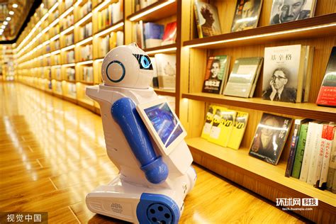 乌鲁木齐：多款智能机器人亮相“有书空间”