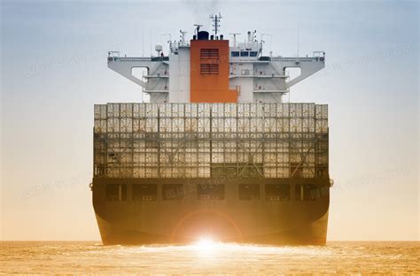 巨型集装箱货轮：停靠码头卸货作业全程