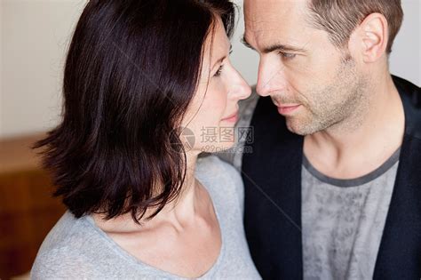夫妻对视对方的眼睛高清图片下载-正版图片501522587-摄图网