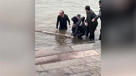 两名男孩河边玩耍不慎跌入水中，三名好心人接力救援_凤凰网视频_凤凰网