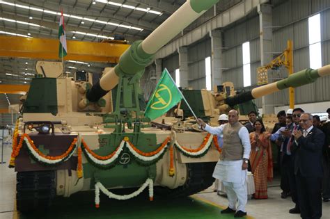 新造K9自行榴弹炮下线交付 印度防长亲自登车试驾