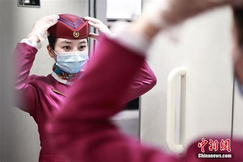 高铁车厢“迎新春”-人民图片网