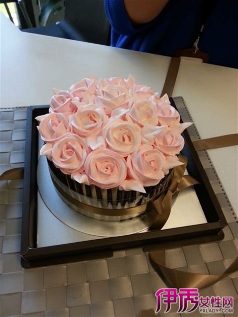 玫瑰花片蛋糕,玫瑰花裙蛋糕,带玫瑰花的蛋糕_大山谷图库