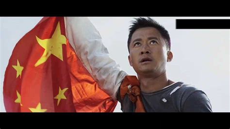 战狼2：吴京举国旗过战区这幕，引起无数网友共鸣，太经典了