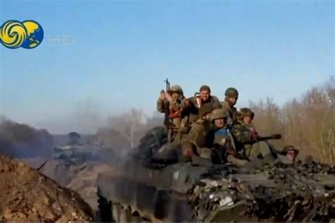 轰击乌克兰军队阵地的俄军2S7M 203毫米自行加农炮__财经头条