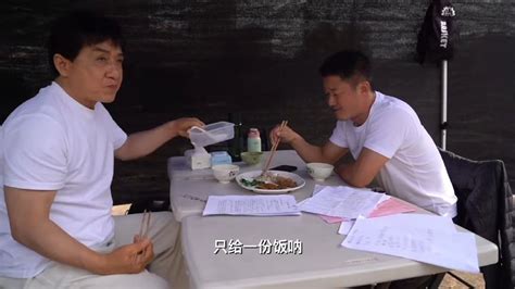 吴京和杰森斯坦森在外滩吃饺子，他们为何要在高档餐厅点外卖呢？__财经头条