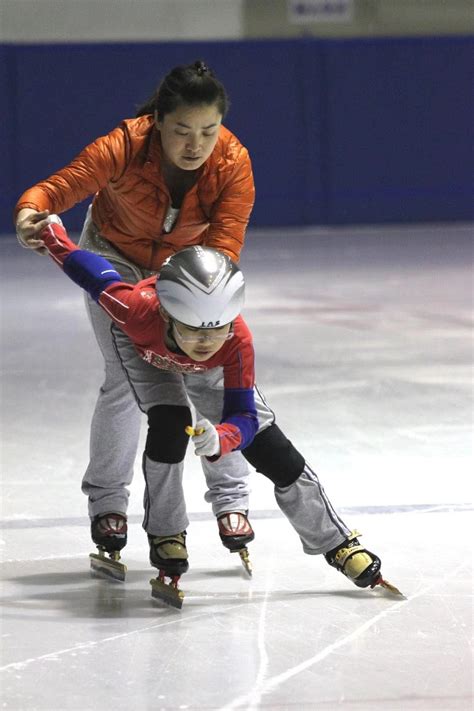 速度滑冰女子3000米决赛进行 中国选手阿合娜尔·阿达克滑出4分12秒28