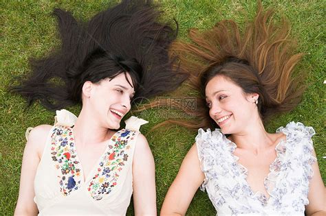 两个女人躺在草地上高清图片下载-正版图片501520002-摄图网