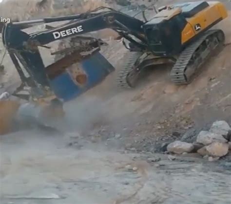 小型挖掘机的基本操作方法-济宁凯迪沃重工科技有限公司