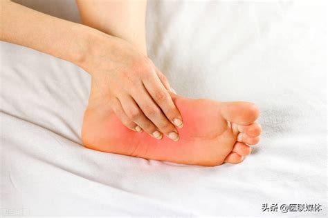 走路脚痛是什么原因 足底筋膜炎如何预防 _八宝网