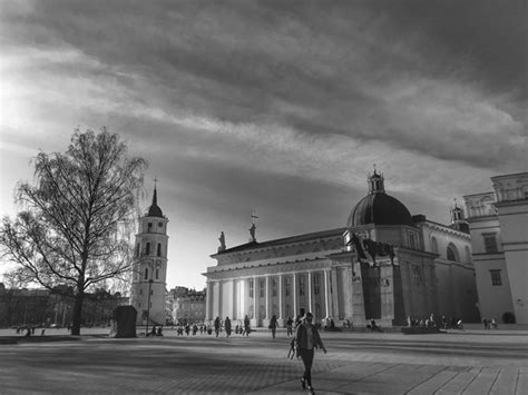 立陶宛维尔纽斯-2019年7月：空中俯瞰中世纪教堂，大教堂，宫殿和城堡的维尔纽斯。视频特效素材-千库网