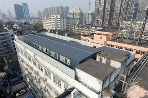郑州一小区楼顶加盖近40处“楼上楼”，为何总是拆不掉？-大河网