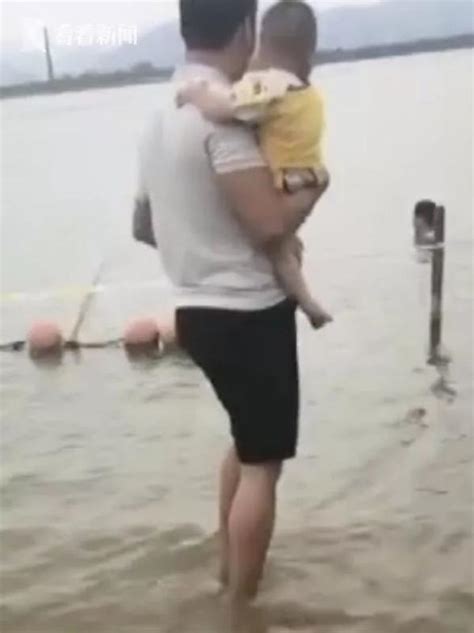 奶爸抱着儿子跳水救人，随后的一幕让人泪目…_澎湃号·媒体_澎湃新闻-The Paper