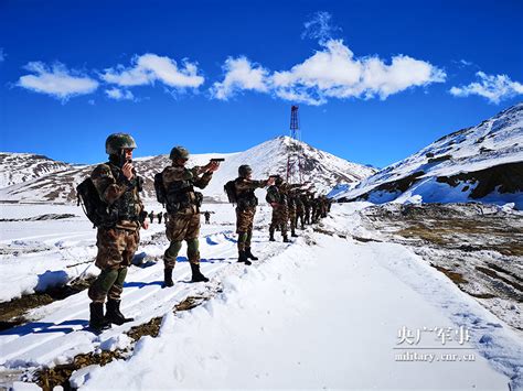 守好国门！西藏边防官兵海拔5400米巡逻