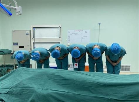 8月9日，浙江一名7岁男孩因车祸抢救无效离世，父母捐献出了孩子的全部重要器官。在遗体告别时，