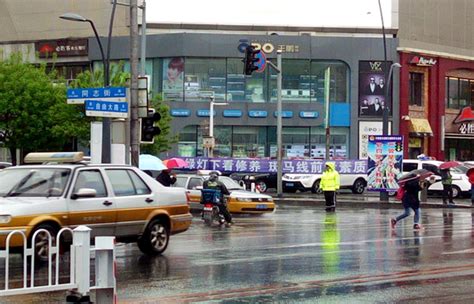 长春交警出动700余名警力大雨中疏导交通-中国吉林网