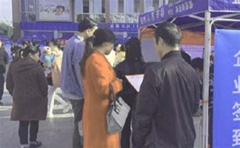 天津国企举办高校毕业生专场招聘会 8000余人应聘