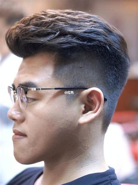 侧背头发型男图片