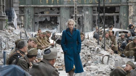 《柏林的女人》战败后的德国有多惨，女人成为苏军的交易品