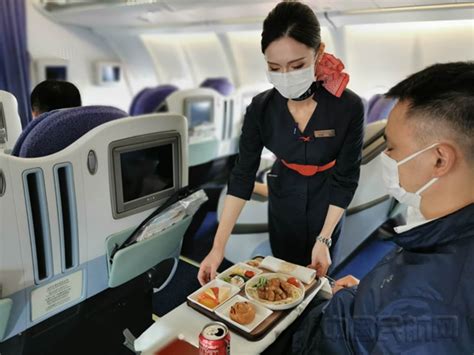 暑运东航计划执行18万架次航班 客舱餐饮全面“上新”_城生活_新民网