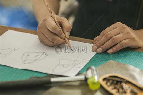 皮匠师傅在专注画皮具草稿高清图片下载-正版图片500607870-摄图网