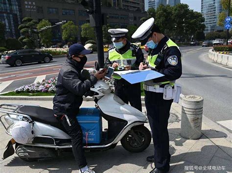 交警提醒：2018年电动车新规实施，电动车必须上牌才能上路！_搜狐汽车_搜狐网