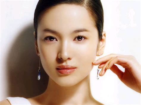 韩国女星宋慧乔现身上海：她身穿白色连衣裙，身材匀称、皮肤紧致-新闻资讯-高贝娱乐