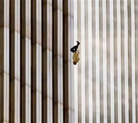 911事件著名照片：坠楼的男子，在生命尽头，他做了最后的选择|航班|邓月薇|生命_新浪新闻