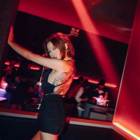 女生温柔蹦迪头像
