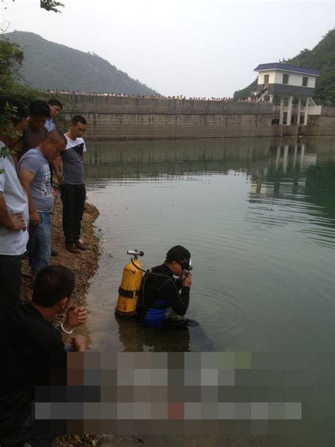 四川资中一轿车翻入水塘致2死4伤 一小孩在ICU接受治疗