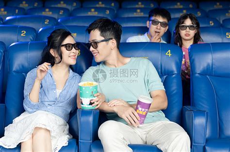 年轻情侣在影院看3D电影高清图片下载-正版图片501411586-摄图网