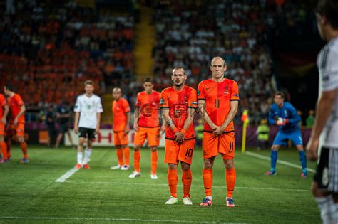 荷兰 vs 丹麦在欧洲足球联赛足球比赛中的表现高清摄影大图-千库网