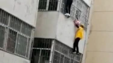 外卖小哥徒手爬楼救下4岁女童_凤凰网视频_凤凰网