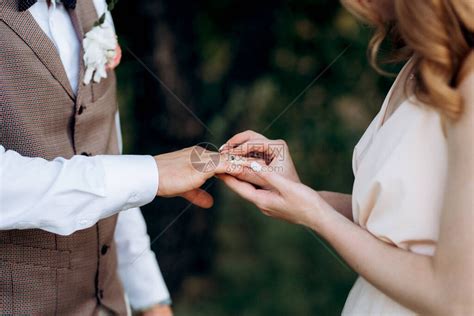 新娘和新郎手拿着结婚戒指高清图片下载-正版图片504218581-摄图网