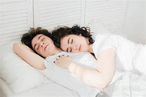 情侣抱在一起睡觉图片 抱在一起睡觉的图片_配图网