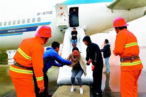 图文：南航湖北分公司紧急事件演练：162名乘客87秒疏散- 中国日报网