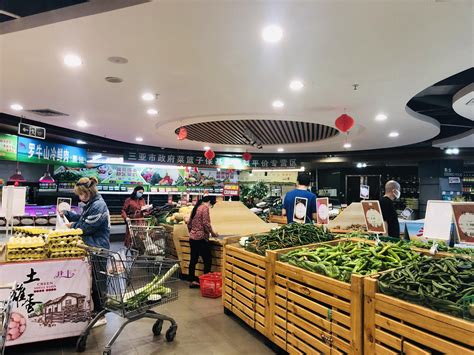 三亚超市瓜菜热销 农民冒雨抢收瓜菜供应市场_海口网