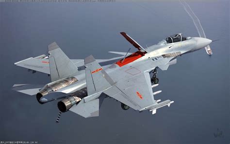 战斗机图片-一架战斗机在空中云层上飞行素材-高清图片-摄影照片-寻图免费打包下载