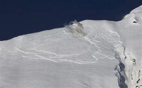 瑞士积雪科学家利用炸药引发大规模雪崩以便研究 - 神秘的地球 ...