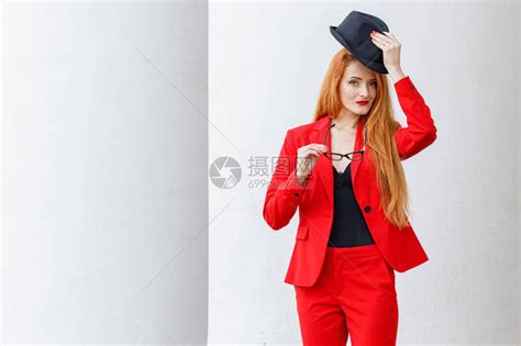 非主流红西装头像