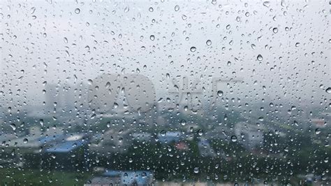 雨滴落在玻璃上，窗外成为另一个世界