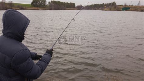 渔夫钓了一条小鱼当诱饵高清图片下载-正版图片506006885-摄图网