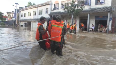 湖北随州：老人回家途中被洪水围困12小时 险丧命