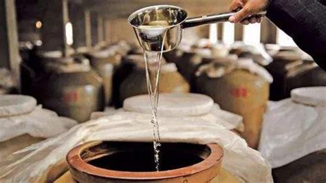 白酒酿造关键技术之“沥黄水” - 酒匠技艺 - 十里香酒|十里香股份公司