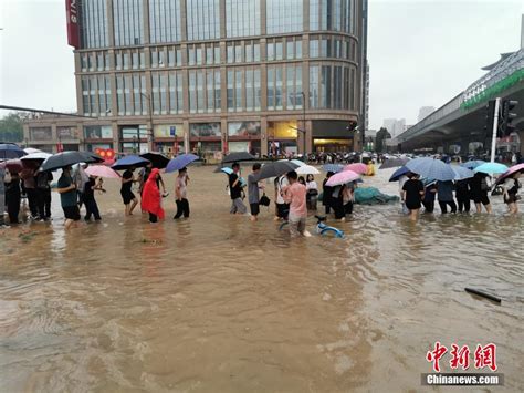 郑州暴雨亲历者：回家途中救了两个人 看见有人被冲走|郑州市_新浪新闻