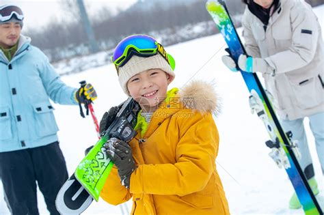 一家人一起去滑雪场滑雪高清图片下载-正版图片501904552-摄图网