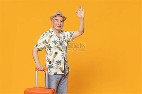 坐在行李箱上的老人旅行高清图片下载-正版图片501732691-摄图网