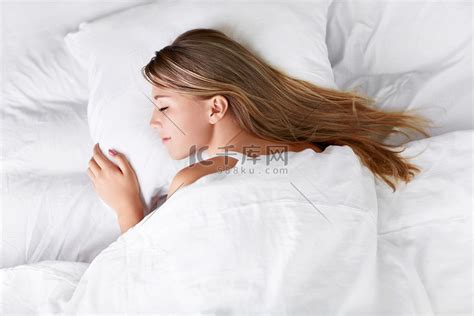 一个熟睡的女人的特写高清摄影大图-千库网