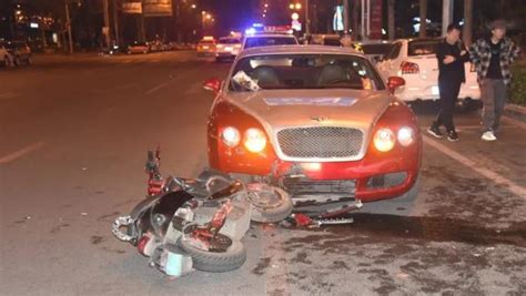 摩托车撞上停在路边小车 驾驶员受伤血流一地_直播江门